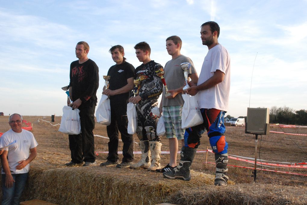 Paul COCHET et Vincent VASSEL   2 pilotes du MC Mesland Herbault  en course et sur le podium