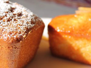 Il fait beau, chaud et les copains de ma Michèle viennent pour le gouter. Vite un gâteau au yaourt, la recette de ma maman, celui du dimanche, un deuxième aux zestes et punch citron. Miam