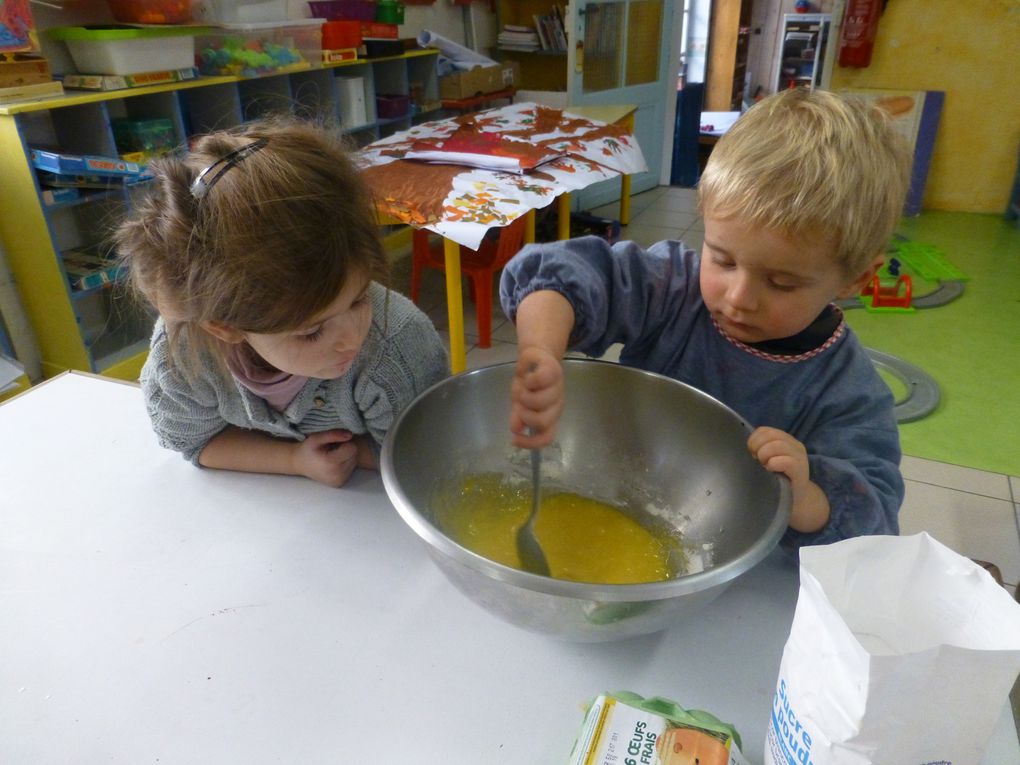 Nos petits apprenants ont confectionné leurs gâteaux d'anniversaire! Quel bonheur !
Charlie a eu 3 ans et Paloma 4 ans. 
Bon anniversaire à tous les deux!!