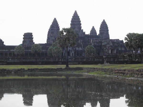 Ah Angkor ! Merveille des Merveilles !<br />Je ne vous mets qu'un petit echantillon de toutes les photos que nous avons prises, pour vous mettre l'eau a la bouche... En attendant la petite seance photo prevue a mon retour (j'en connais qui vont me detester)