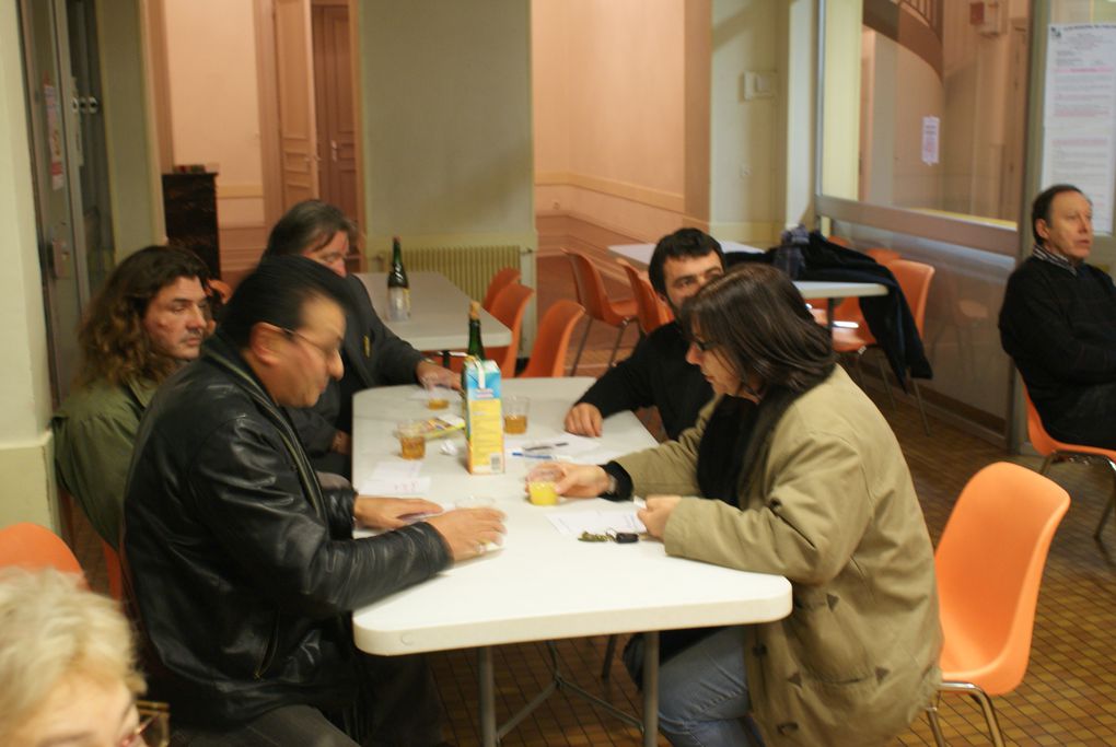 soirée placée sous le signe de la convivialité, le rire, la discussion, le débat... Thème choisi : la réforme des retraites. 25 participants à cette première rencontre qui a débouché sur la nécessité de poursuivre la mobilisation en resta