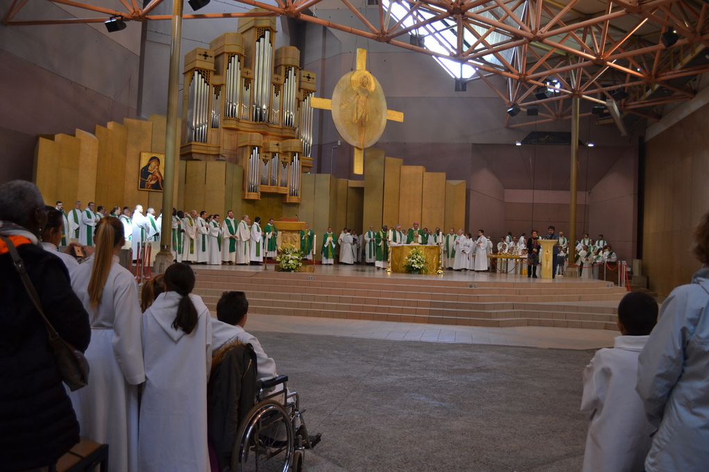 Messe présidée par Mgr Moutel.