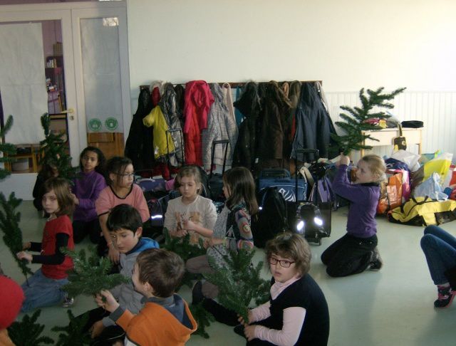 Assemblage et décoration du sapin, activités de Noël