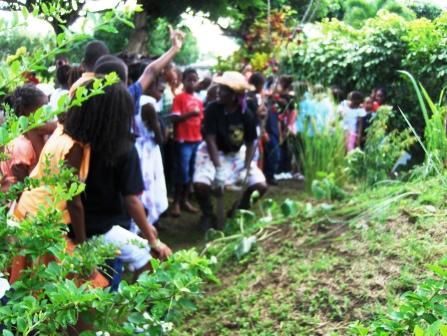 Reconstitution d'un jardin créole par les parents d'élèves avec les fruits et légumes d'antan!
Puis reconstitution d'un étalage comme au marcher.
Spectacle de Noël en créole!