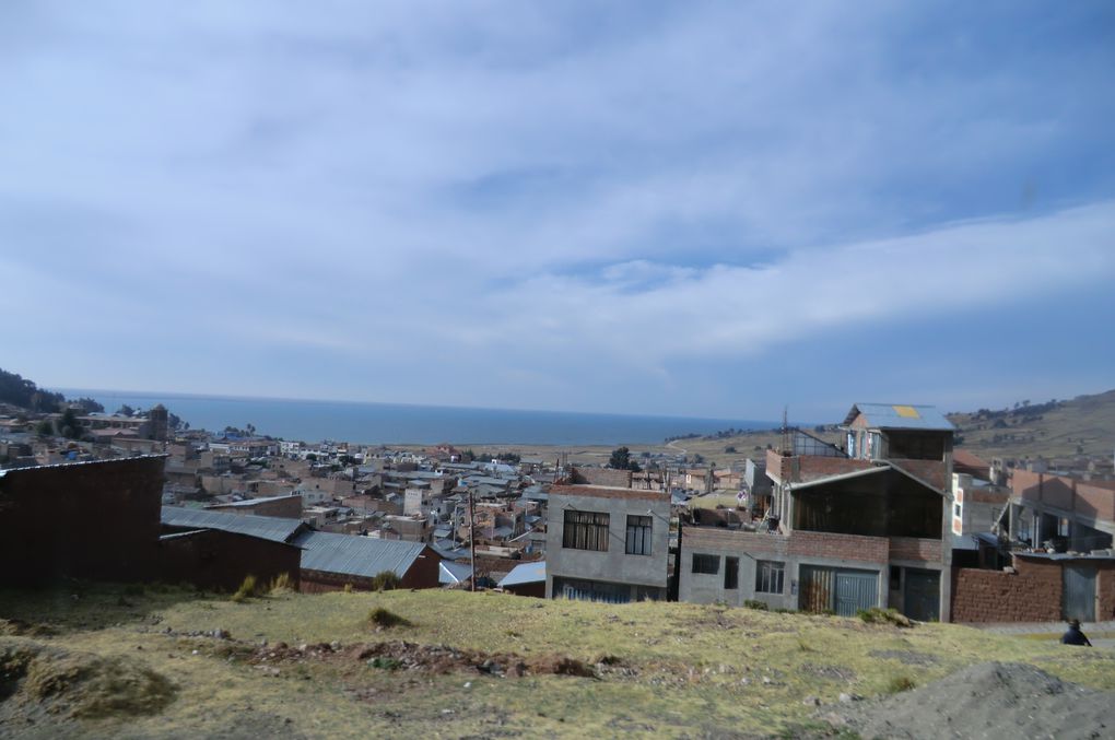 Al  lado del lago titicaca a 3400 m de altura, la cuidad mas grande del Altiplano, Puno ou je sui née il y a 22 ans !!
Malgré l'altitude qui est traitre pour nos poumons, cette ville pleine de vie de couleurs nous envoutera toujours !
