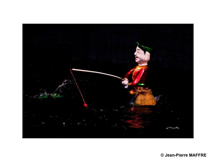 Connues sous le nom vietnamien de "Mua Roi Nuoc", les marionnettes sur l'eau sont une forme d'art traditionnelle provenant du Nord du Vietnam.