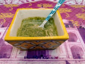 Mélangez tous les ingrédients dans un blender pour obtenir une chutney vert très parfumé!