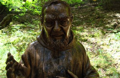 CHEMIN DE CROIX DEDIE A PADRE PIO