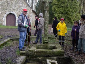 Toujours aussi mystérieuse cette fontaine !!! Sait-on jamais, elle a peut-être des vertus pour guérir le bras de Maurice