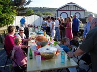 1ère photo : le représentant de Sud-Ouest en action; photos 2, 3, 6 et 8 : quelques moments de convivialité; photo 5 : des toasts succulents préparés par un riverain allemand accompagnés d'un excellent vin du rhin de son pays; photo 4 : 2 élus de la municipalité  quasiment "incognitos" mais visiblement heureux d'être là; photo 7 : le futur Conseil de quartier et, photo 9 : l'arrivée du Maire. 