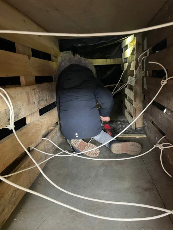 Léandre a même eu le privilège de porter le casque de son papa😉. A notre actif, la Police Municipale et les pompiers. Si vous avez vous aussi un "métier passion" et que vous souhaitez le présenter aux enfants, nous vous accueillerons avec plaisir.