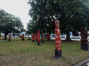 Des sculptures Maori près de la salle d'exposition de la ville.