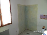 Positionnement et évacuation de la douche, peinture contre l'humidité
