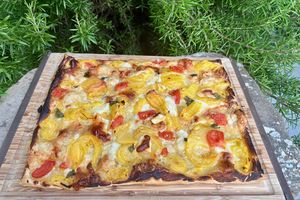 Tarte à la tomate ananas, chèvre et basilic