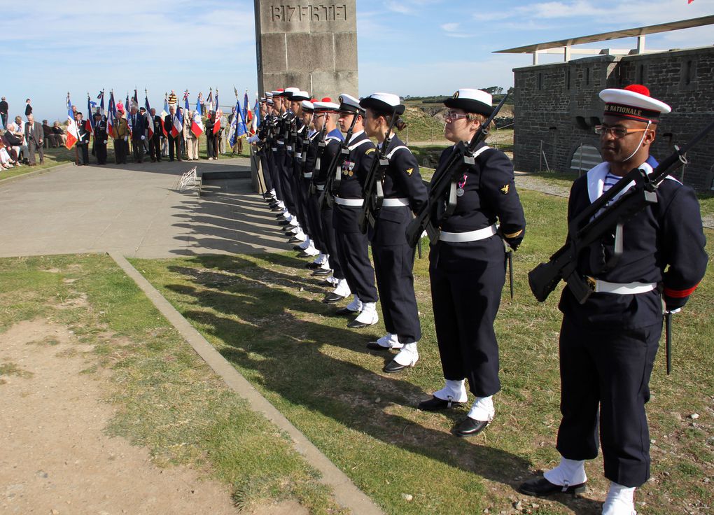 8 sept 2012-A l'occasion du congrès de l'association des fils de morts pour la France à Plougonvelin, dépôt de gerbes et moment de recueillement au Mémorial National des marins morts pour la France.
photos ass Aux Marins : Jean-Jacques Tréguer