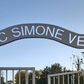 Dans le Val-d'Oise, la devanture du parc Simone-Veil ressemblait à celle du camp de concentration d'Auschwitz