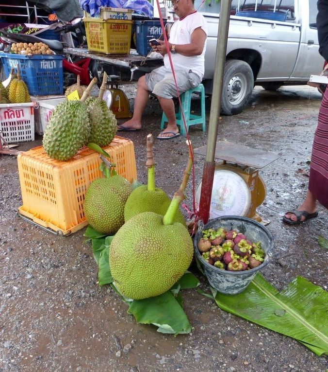 Une journée à Rayong : fruits, plage, temple...