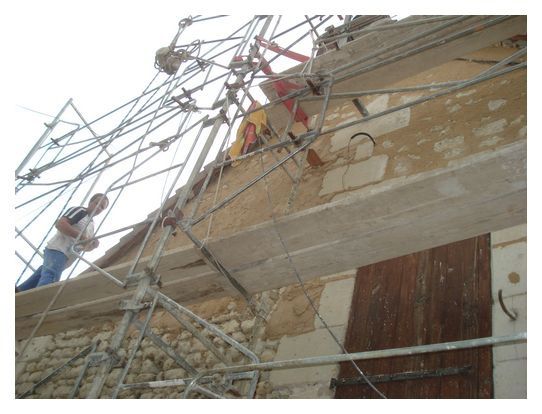 Un mois de travaux... Début des trvaux, Alex s'occupe des filles ! Quelle joie !!! Plâtre, portique, tomettes... on a du renfort... Pignon avec Bruno et peinture dans le couloir...