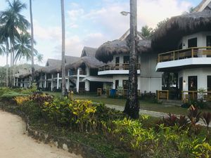 L'autre hôtel  de Sabang Beach ..mais il y a aussi des locations modestes et sympathiques le long de la plage .  