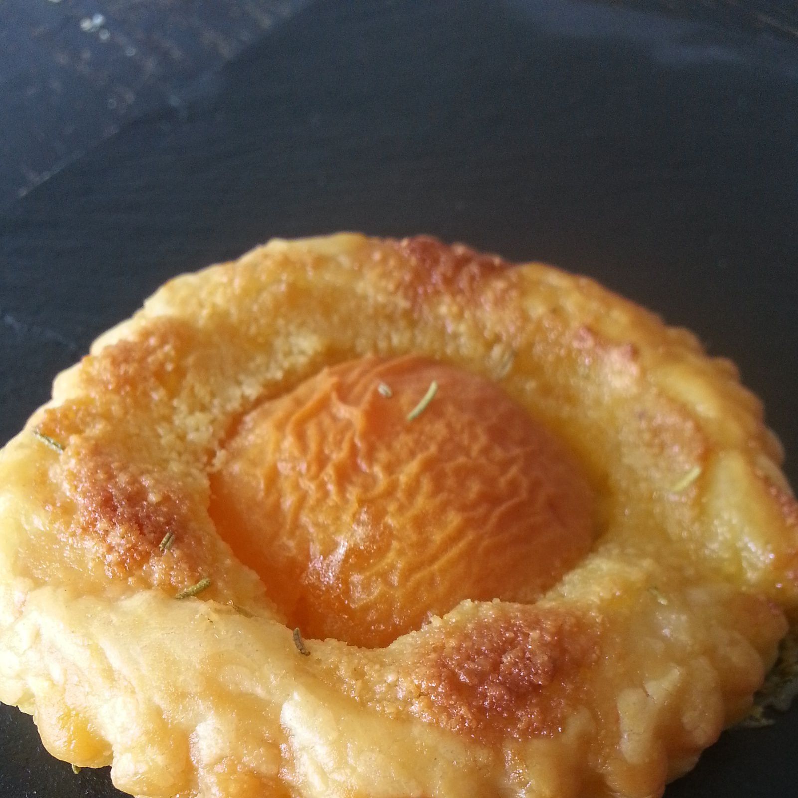 abricots en tartelettes sur sa crème d'amande, goutte de miel et grain de romarin 