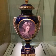 Manufacture de Sèvres - Grand vase 🏺 couvert avec le portrait de la Reine 👸 Marie-Antoinette