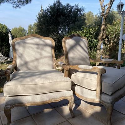 Une paire de fauteuils style Louis XV
