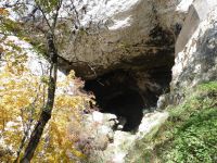 On remonte depuis la résurgence pour aller vers la grotte à Carret et les vestiges de la construction.