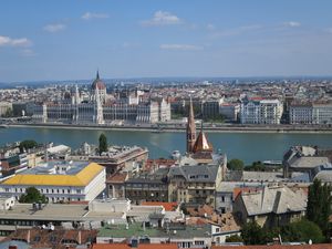 Budapest vue de la colline du chateau et l'historique église St Mathias( XIII siècle), coiffe de très haut toute la ville. 