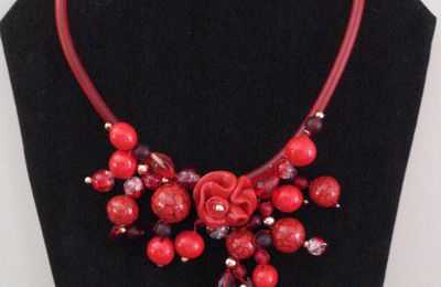 Tout de rouge, voici le tout tout dernier collier