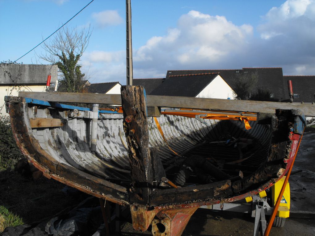 Cette baleinière a été construite en 1956 à Douarnenez pour le compte de la marine nationale. Le chantier navale Virusboat spécialisé dans la construction de voile-aviron en polyester m'a confié la partie charpente de cette restauration tandis qu'ils effectueront les finitions.