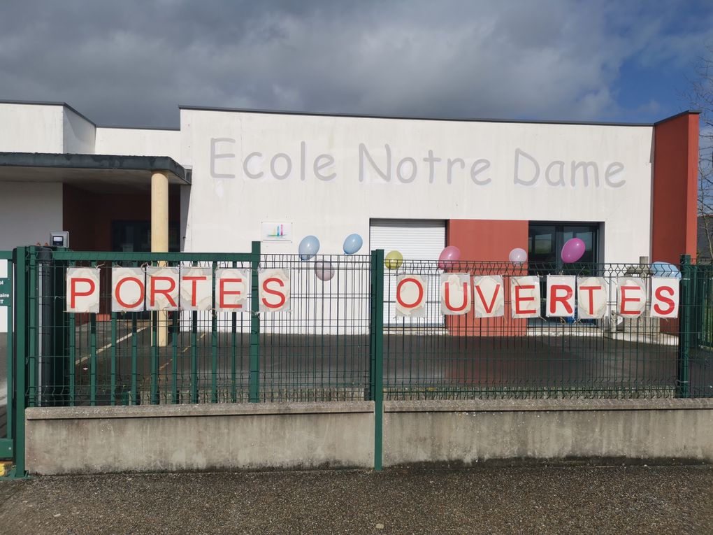 PARCOURS DE MOTRICITÉ, VISITE DE LA  CLASSE MATERNELLE, ÉCHANGES  AVEC L ÉQUIPE PÉDAGOGIQUE, POT, BRICOLAGE POUR LES FUTURS ÉLÈVES DE LA CLASSE MATERNELLE, POT 