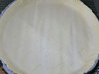 3 - Etaler la pâte feuilletée et la piquer à la fourchette. Disposer sur le fond de tarte la préparation à la noix, égaliser, puis étaler en couche la préparation à la crème de café. Enfourner la tarte pour une vingtaine de minutes environ. Pendant le temps de cuisson préparer la garniture en mélangeant dans un récipient les noix grossièrement concassées, la confiture de lait et un jaune d'oeuf. Au bout de 20 mn de cuisson, sortir la tarte du four, répartir sur le dessus la garniture aux noix concassées et enfourner à nouveau pour 7 à 8 mn environ en surveillant. La pâte doit finir de bien gonfler et dorer.