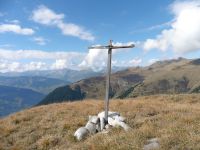 Le mont Jovet en face. Une gentiane attardée et la croix du mont de la Guerre.