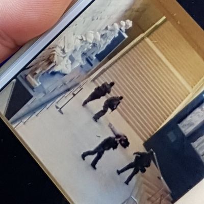 16H55 MAJ = Paris : Attaque terroriste contre un militaire devant le Louvre : l'assaillant grièvement blessé