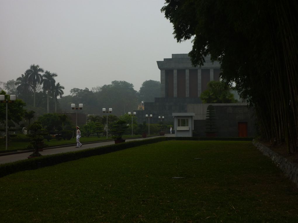 Le trajet depuis la frontiere, long :)
Premieres balades dans la ville grouillante d'Ha Noi
Temple de la Litterature