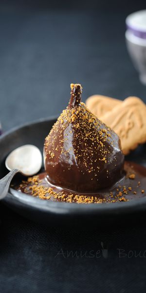 Poire pochée nappée de chocolat