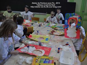 Les jeunes artistes de l'école de Donchery en pleine création avec Flo et Josée