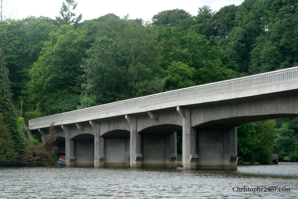 Lac, issu du barrage-hydroélectrique, entravant le cours de la Sélune sur la commune de Vezins