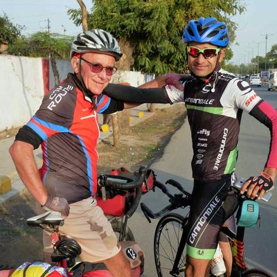 Agra, 8 Février 2019. Inde à vélo. Rencontre heureuse d’un cycliste indien.