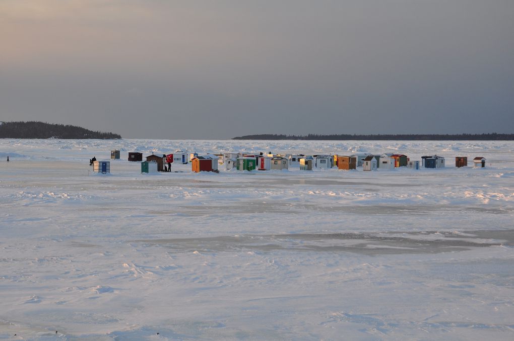 Le Saint Laurent, avec ses snowkiters et ses cabanes de pêche sur la glace ; des parcs ; 2 maisons prises au hasard dans la ville