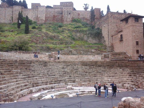 Photos de Malaga+ les arènes romaines + le port + vous avez reconnu St Jacques avec son bourdon dans l'église Santiago Pour JC la photo de mon Hotel