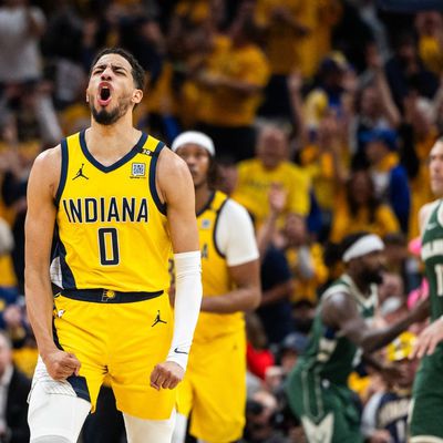 Tyrese Haliburton et Indiana viennent à bout des Bucks après prolongation en prenant les commandes de la série (2-1)