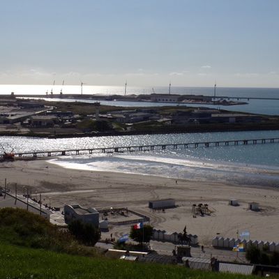 Boulogne sur mer vu des falaises, en fin de journée  : le port 