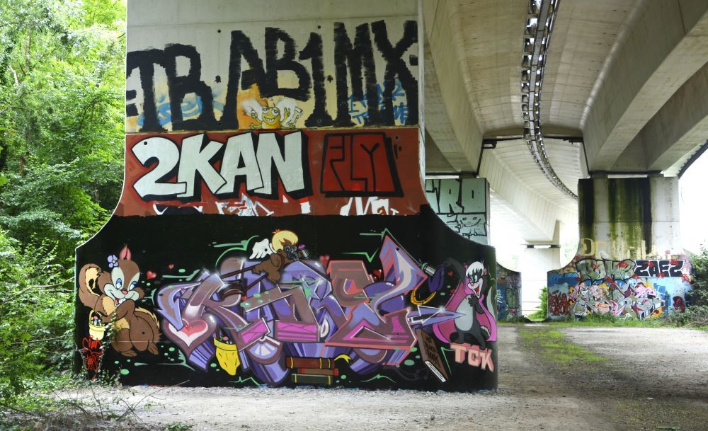 Les tags et le street art situés sur la structure de l'autoroute A14