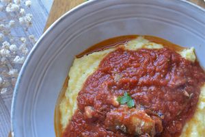 Polenta crémeuse sauce tomate anchois et sardines