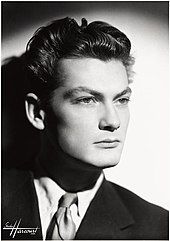 jean marais, un grand acteur et chanteur français qui fut le compagnon de Cocteau jusqu'à sa mort et se revendiqua toujours homosexuel