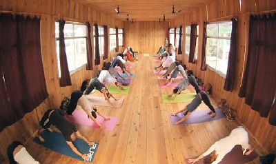 Besuchen Sie eine Yogaklasse um den täglichen Stress zu milder