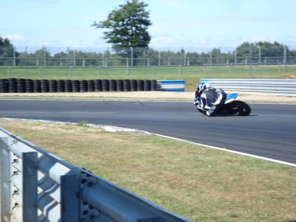 Roulage au circuit du val de vienne avec U2 team et mes potes du VFR CDF en spectateurs

Photos de Bart Timal et Wally