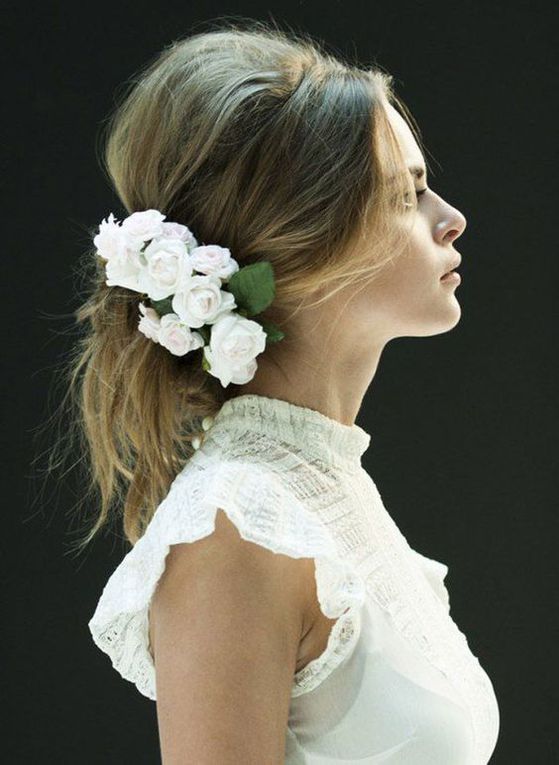 20 coiffures de mariée avec des fleurs blanches