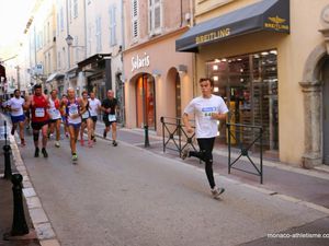 Jo t'aurais pu retirer tes lunettes de mécanicien des Chemins de Fer, pour courir...